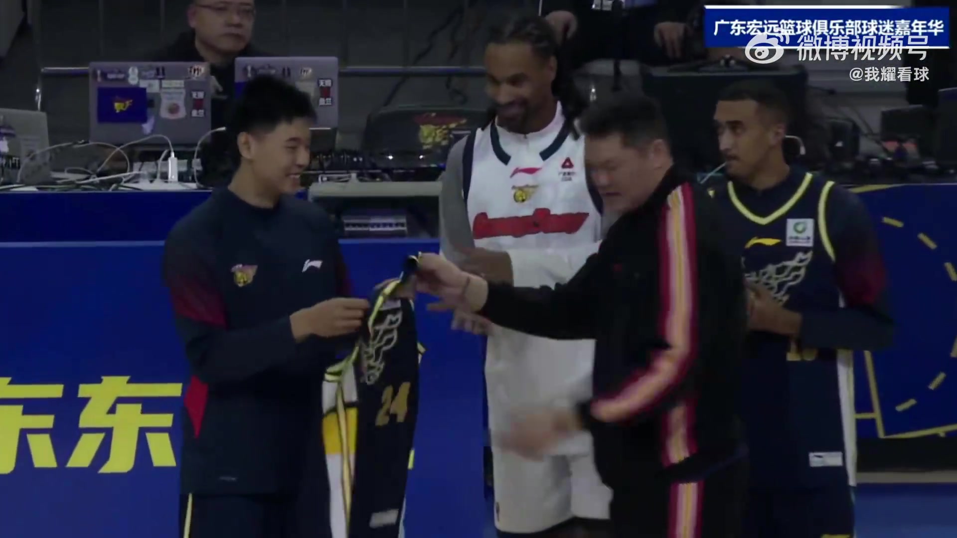 欢迎新援加盟朱芳雨为崔永熙萨林杰麦考尔奎因发放宏远球衣