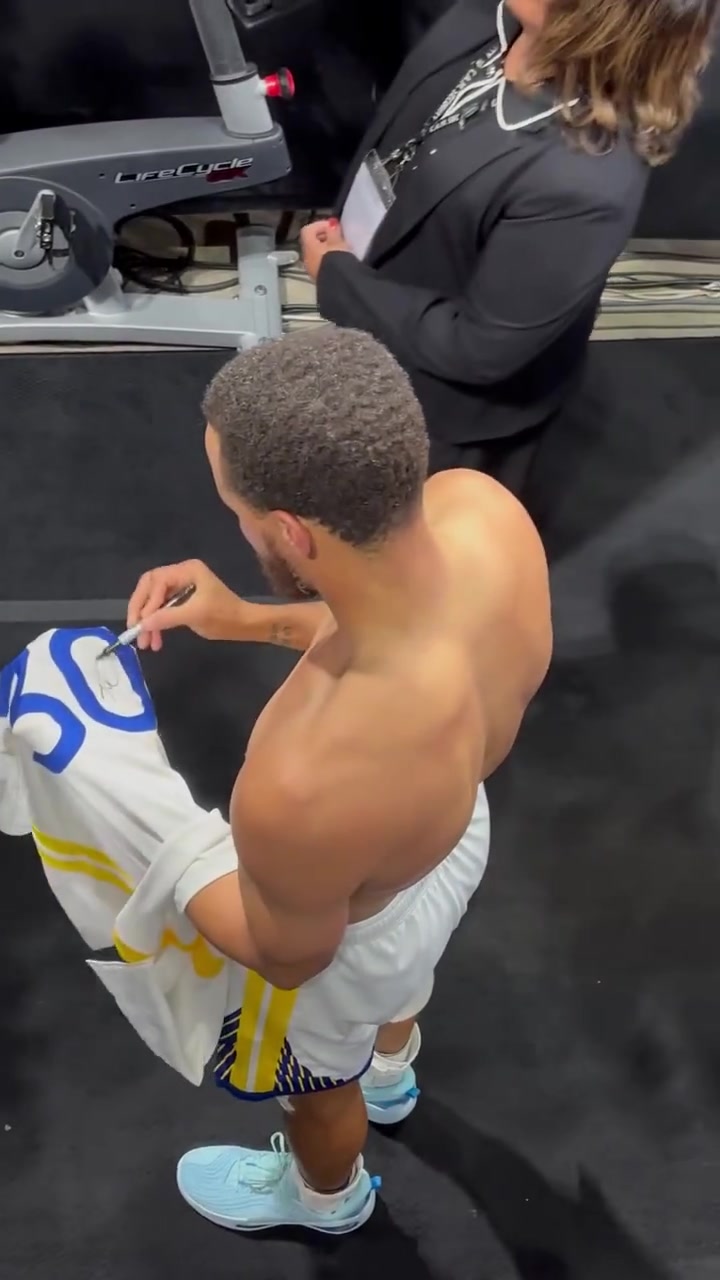 库里 这肌肉线条 比赛场上看起不胖这样看肌肉也太发达了