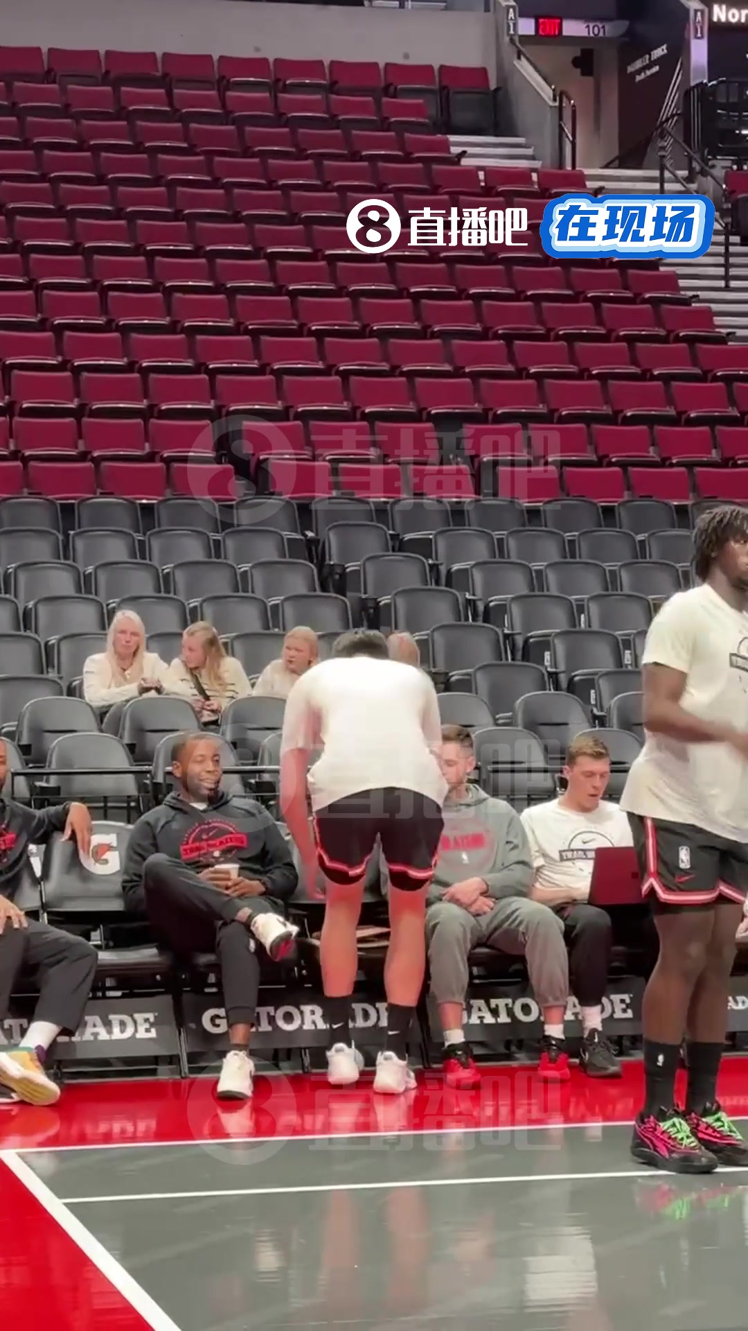 英语显著进步杨瀚森与助教交流无压力关系很好有说有笑