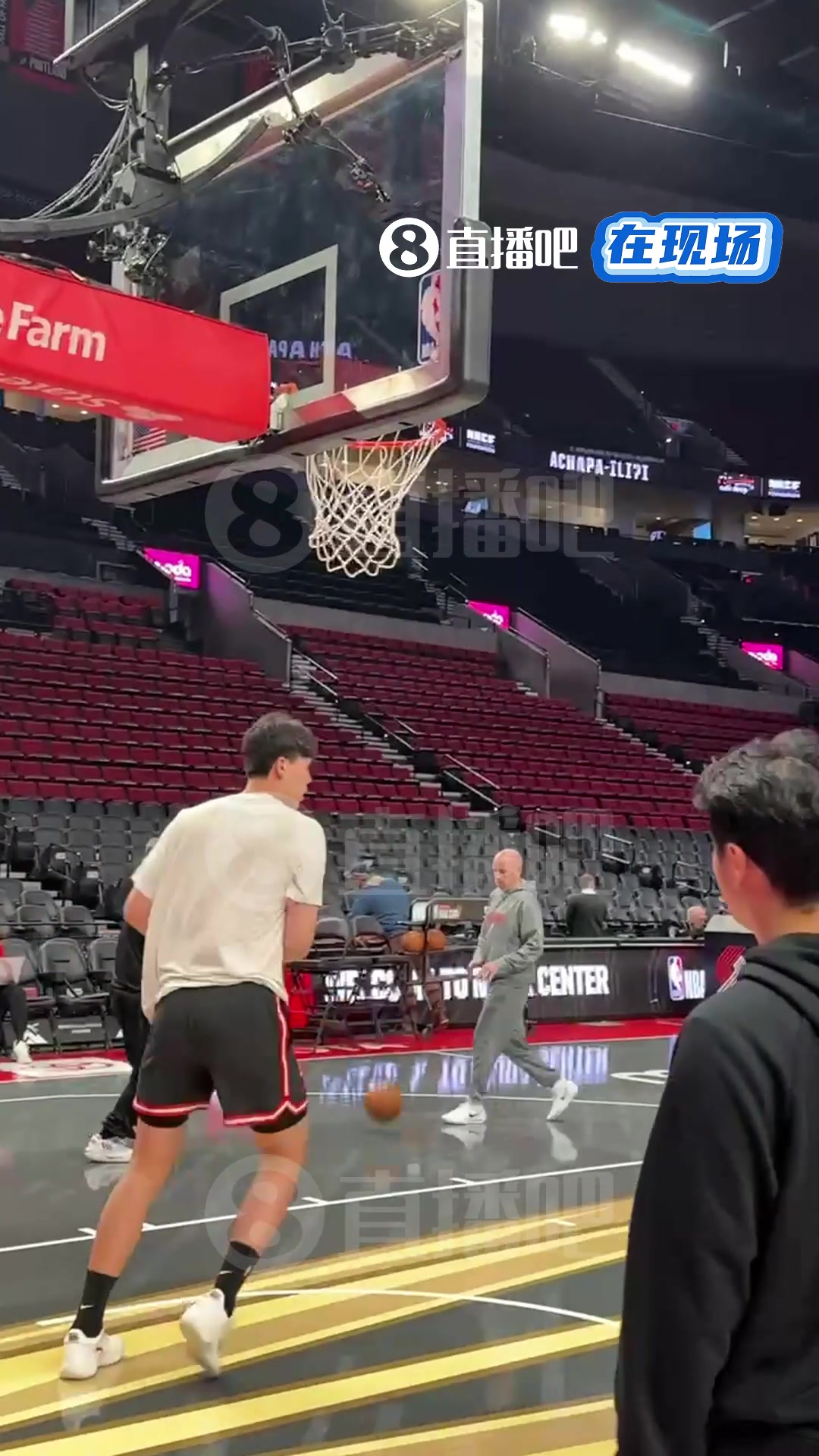 小吧现场直击杨瀚森赛前热身练顺下暴扣今天有机会登场不