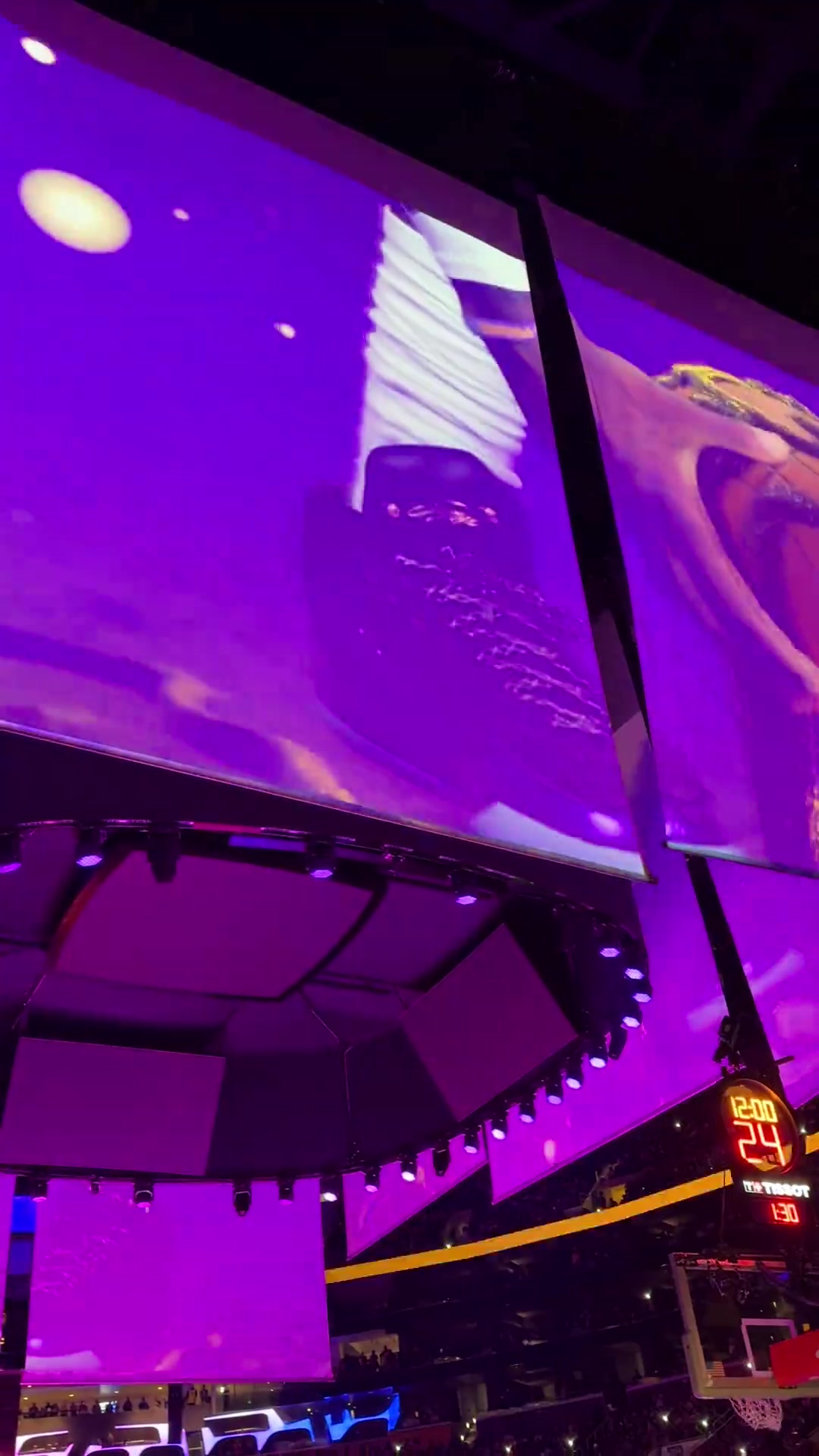 高级感前方周玲安现场拍摄湖人新赛季开场秀