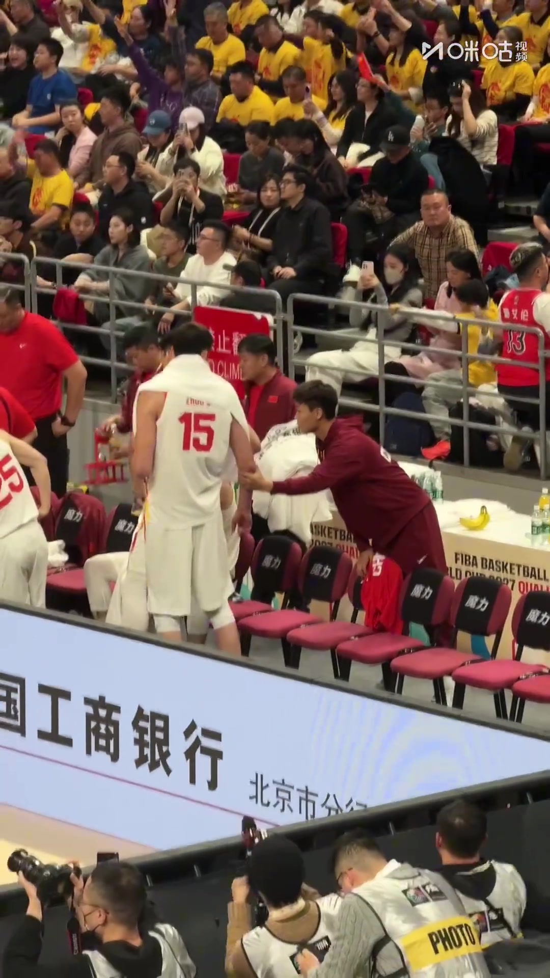 受伤不能上场赵睿在场边急坏了 来到替补席与队友们交谈