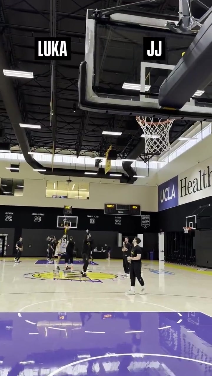 东契奇和雷迪克比拼超远三分胜负毫无悬念啊