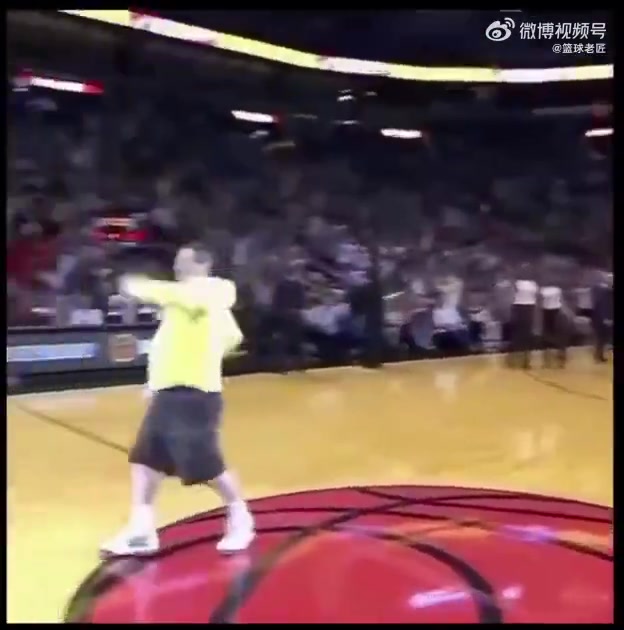 当年热火球迷命中半场投篮获得7.5万美金詹姆斯送上熊抱