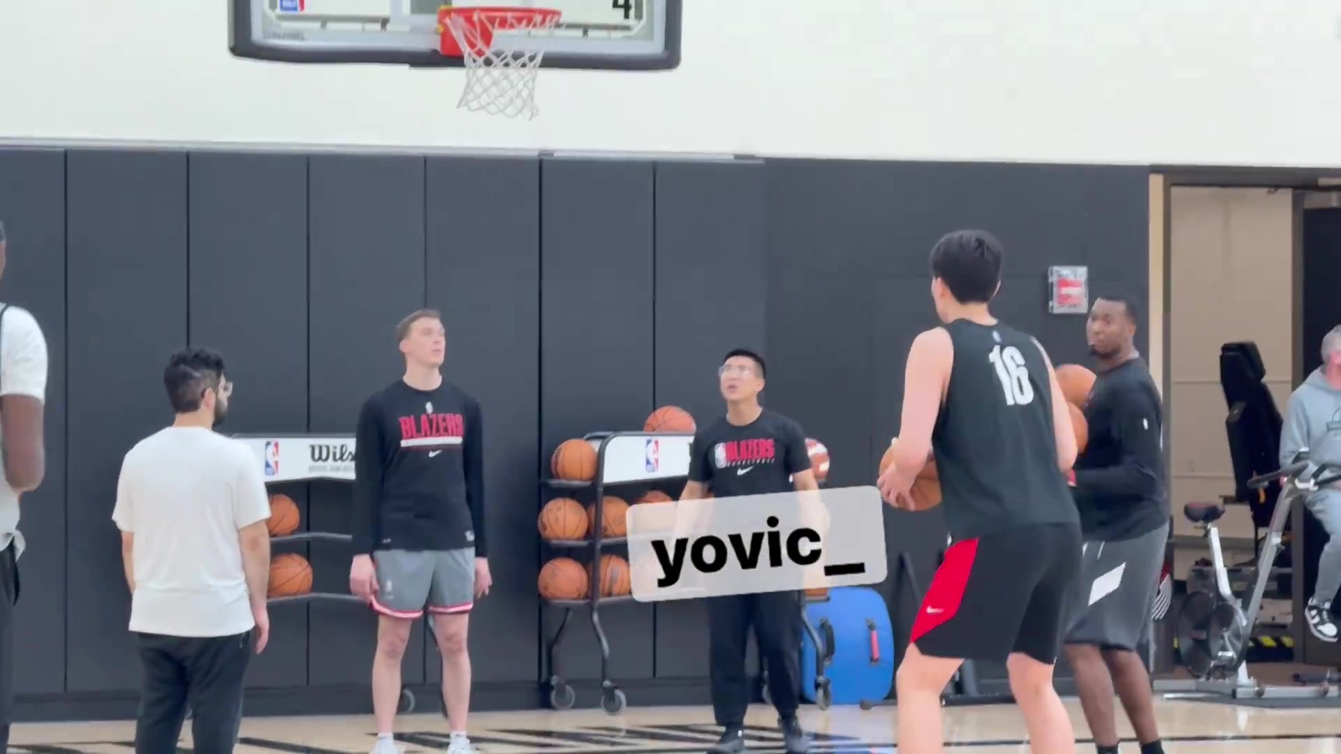 积累一点一滴杨瀚森和里斯训练后补练投篮还加练了折返跑