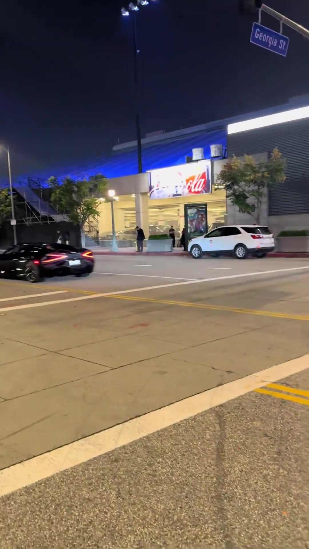 东契奇与独行侠赛后和队友拉拉维亚一起离开球馆