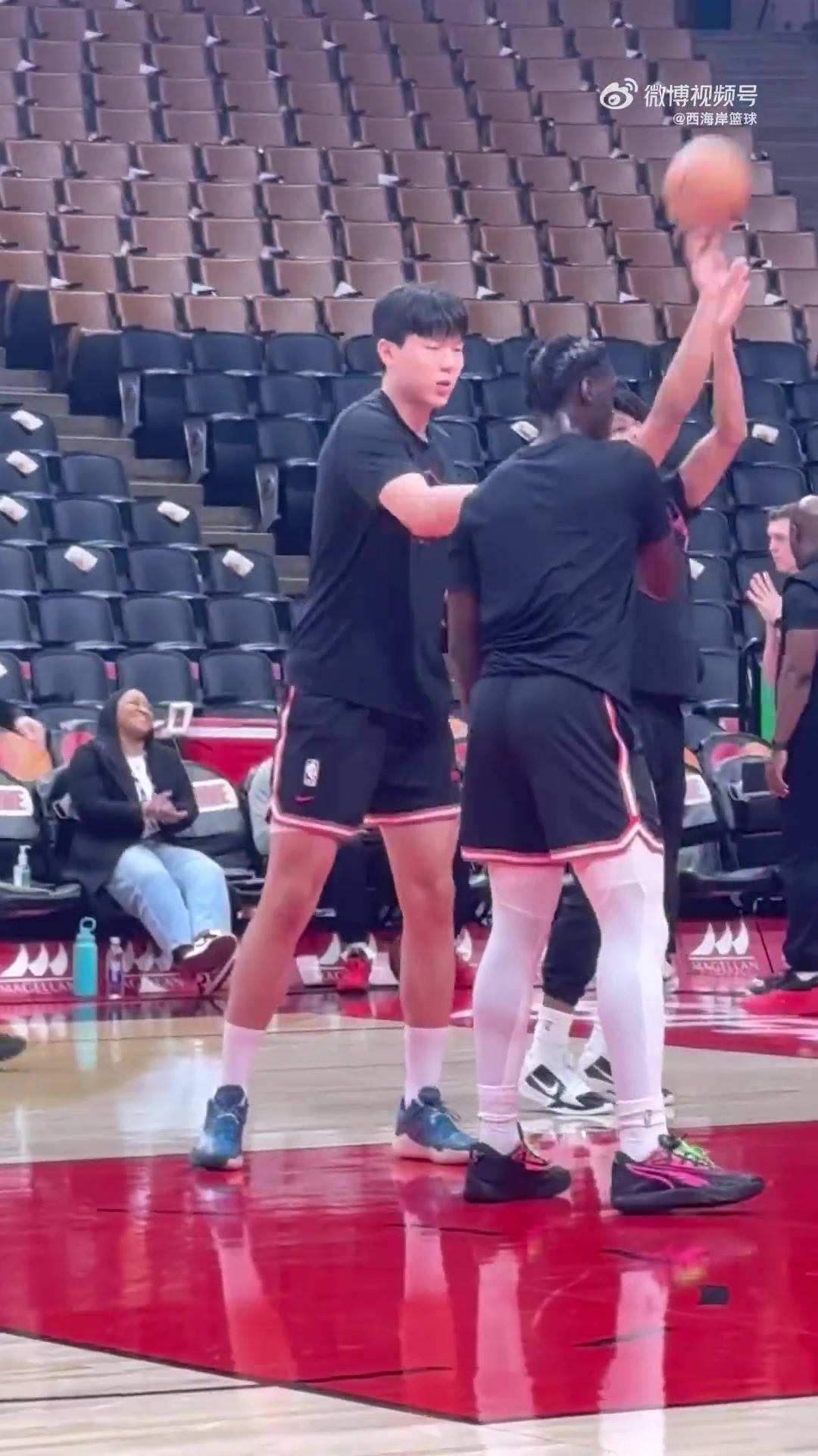 杨瀚森赛前内线训练单手抛投与好哥们西索科友谊互动