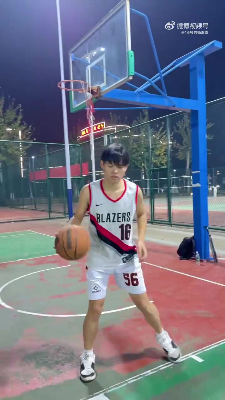 这小伙模仿杨瀚森什么水平你别说这脚步还挺像回事