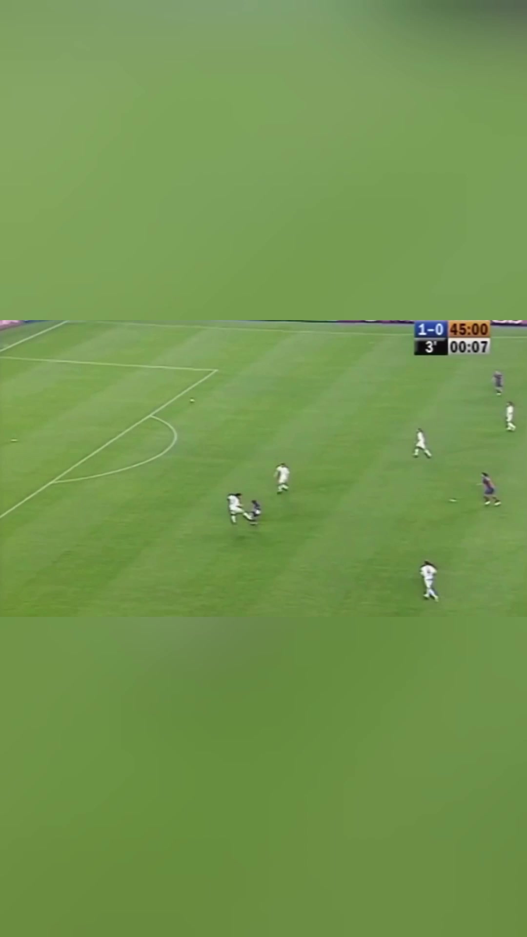 青涩17岁梅西巴萨处子球送出助攻的小罗背起梅西庆祝