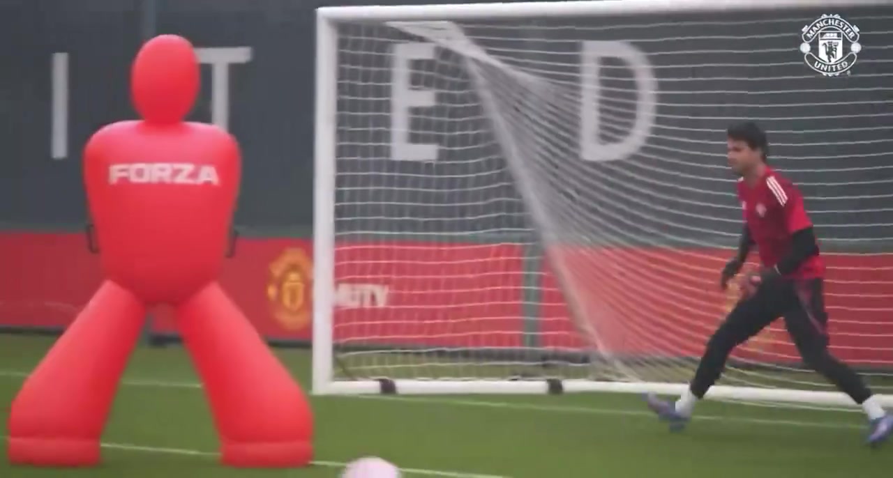 双红会有望继续首发曼联门将拉门斯训练中高接低挡