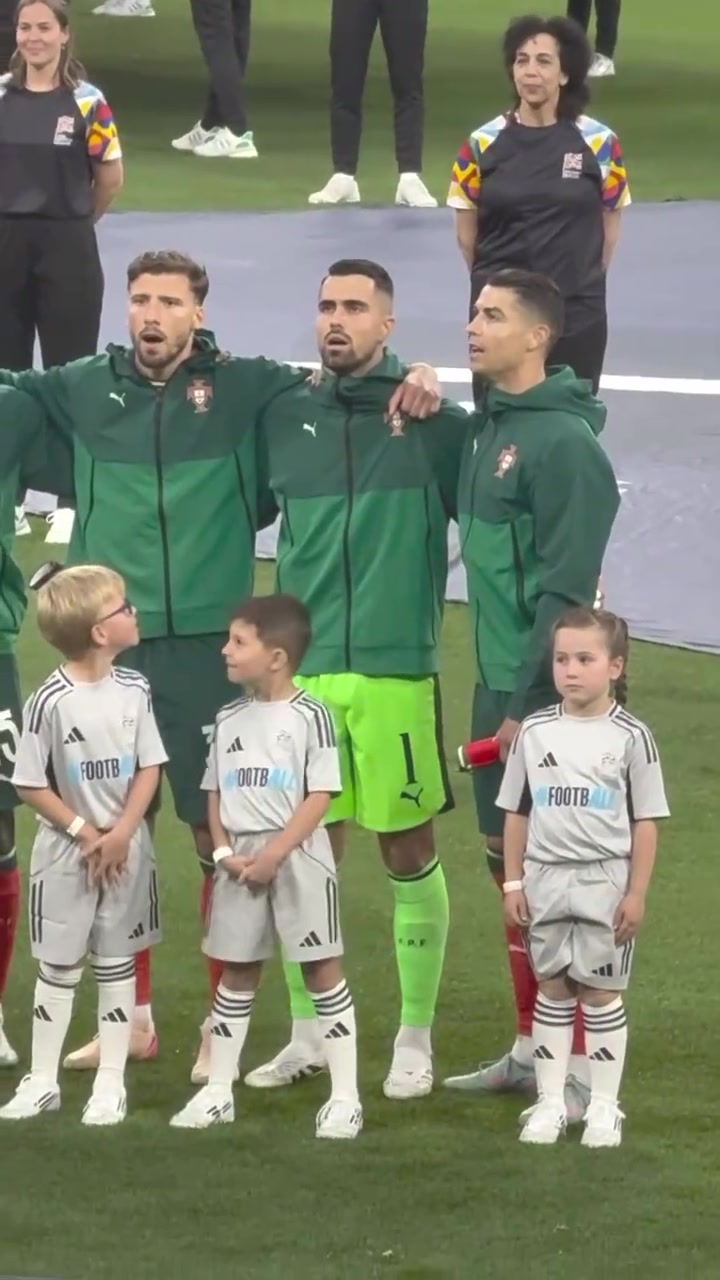 快看那个真的是C罗名场面可爱的球童们见到C罗目不转睛