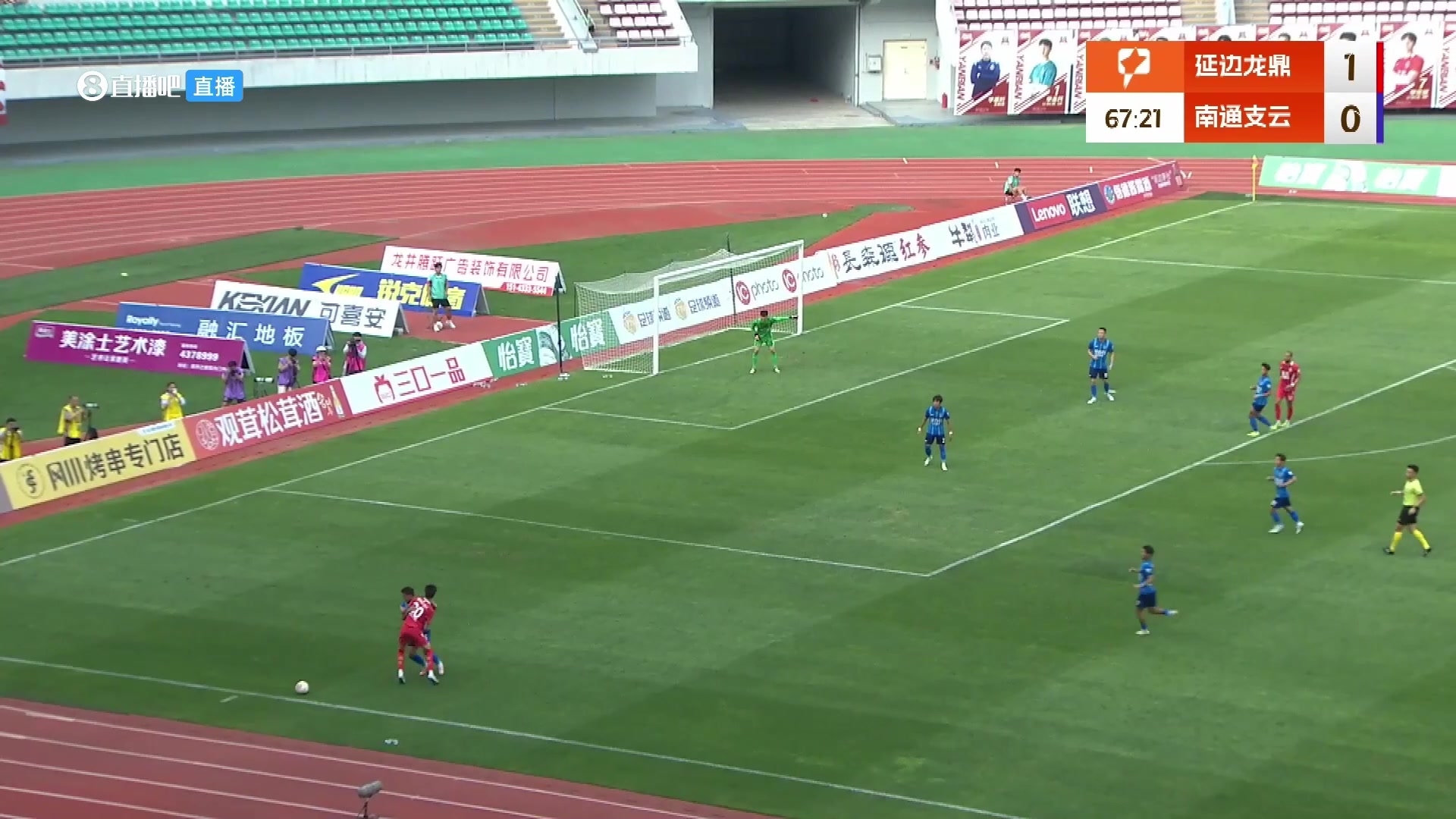 再现名场面中甲球员尝试彩虹过人无奈没夹到