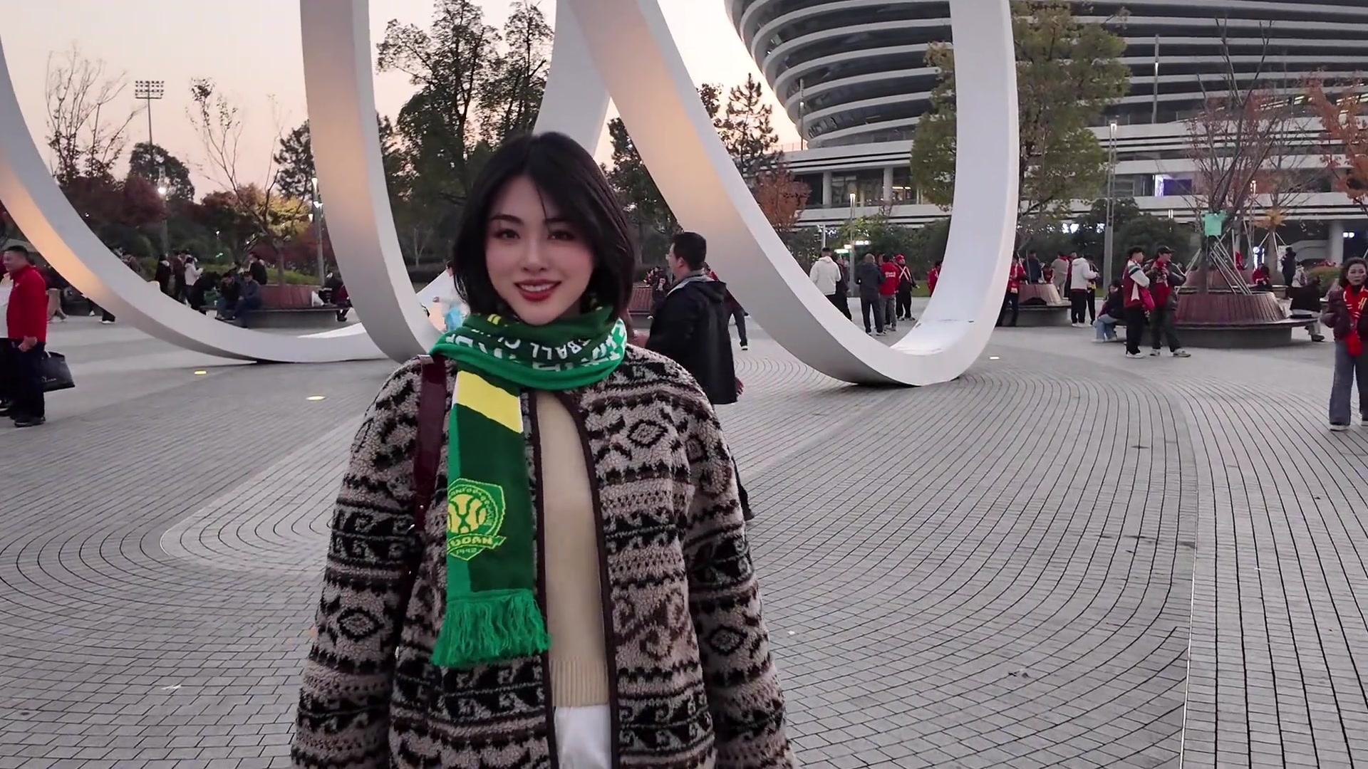 注意安全啊演员余薇薇身披国安围巾坐在了河南球迷看台