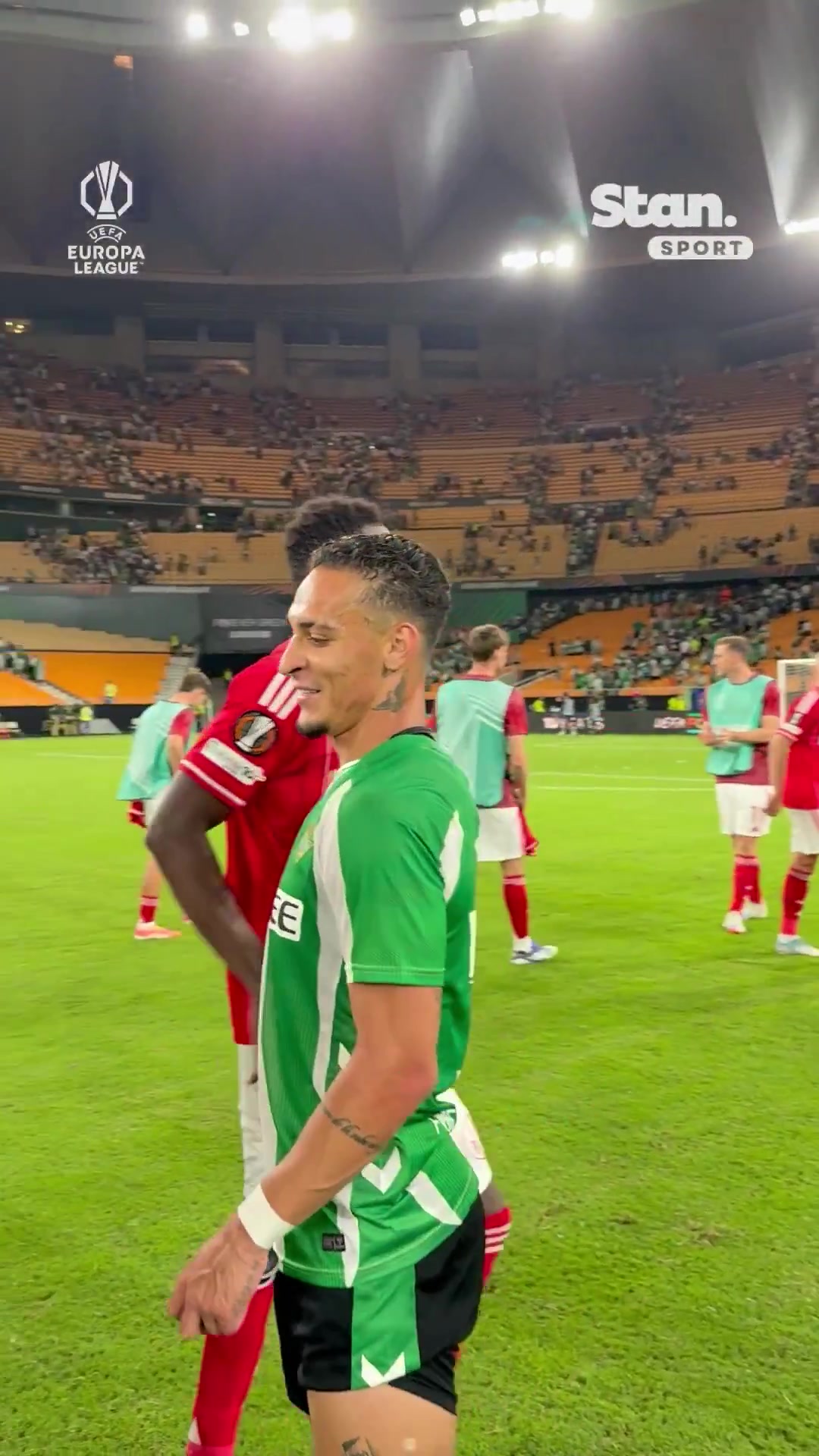 圆神传射绝平比赛结束时安东尼与诺丁汉森林球员拥抱寒暄