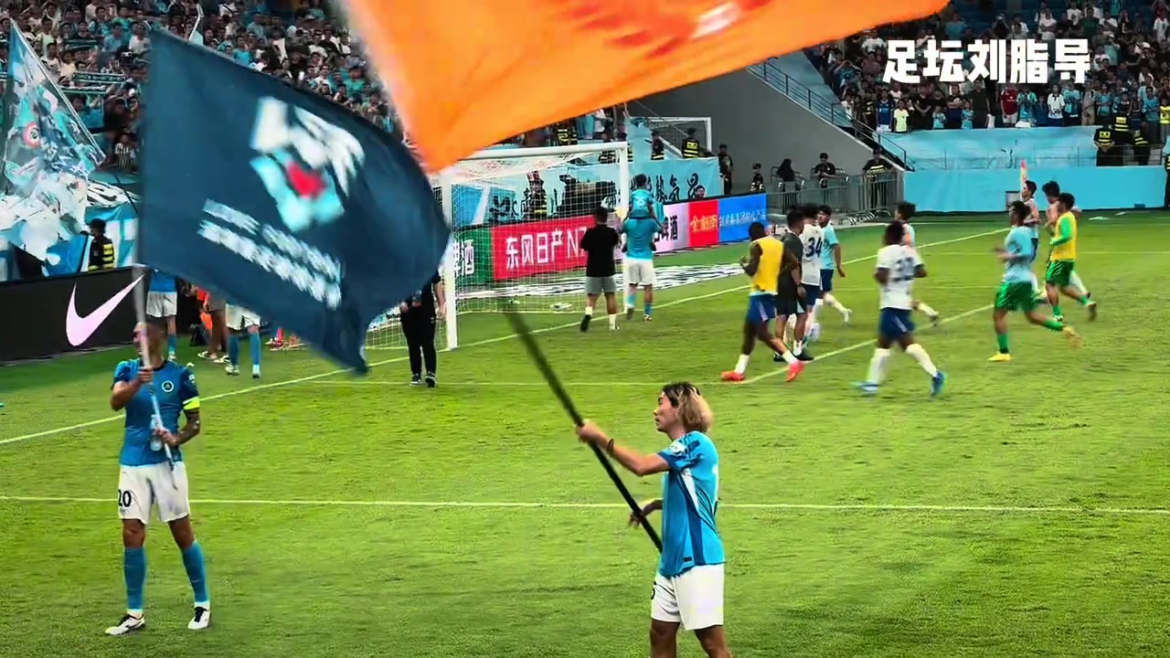 胜败两重天深圳新鹏城球员赛后热情庆祝申花替补球员默默加练