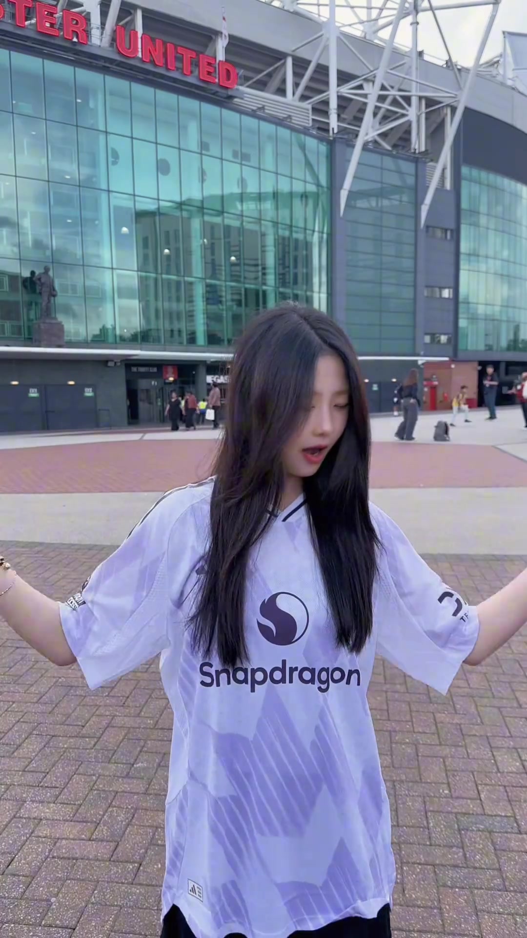 好看吗曼联美女球迷宣宣展示新赛季客场球衣