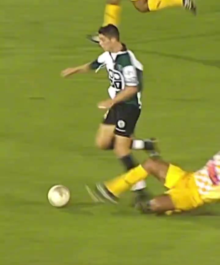 2002年的这一天C罗在葡萄牙体育打进了他的第一个职业进球