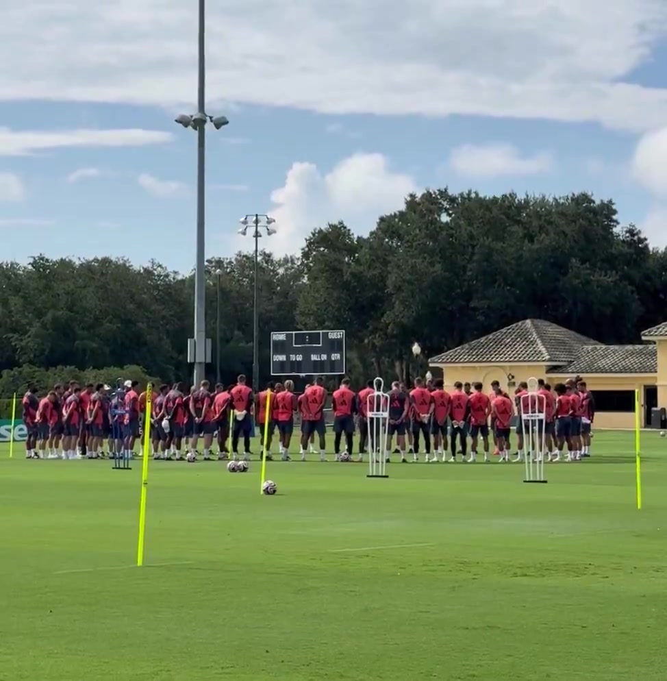 拜仁在今日训练前为离世的若塔兄弟默哀