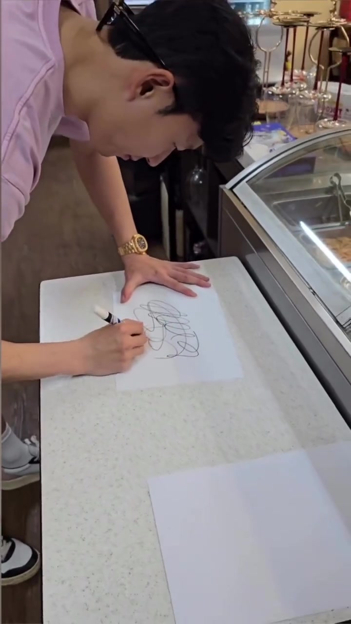 路人在超市偶遇孙兴慜并索要签名孙兴慜直接签了个鬼画符