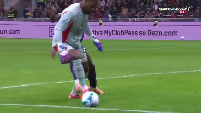 迈尼昂精彩的脚下技术令佛罗伦萨球员无可奈何