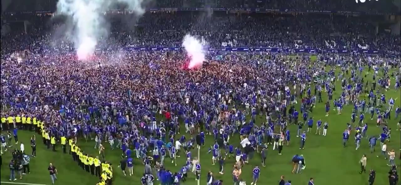 这就是足球皇家奥维耶多时隔24年重回西甲上千球迷冲入场内