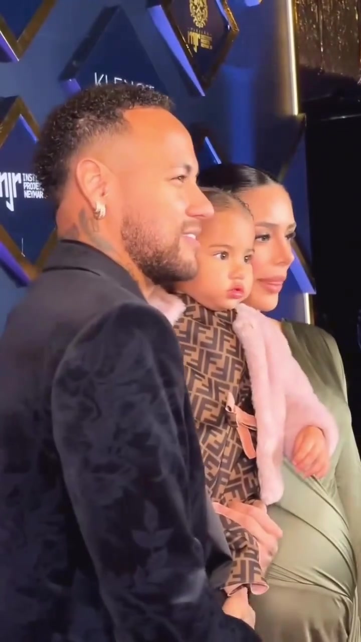 内马尔带着布鲁娜和孩子出席活动你这到底还踢不踢球了