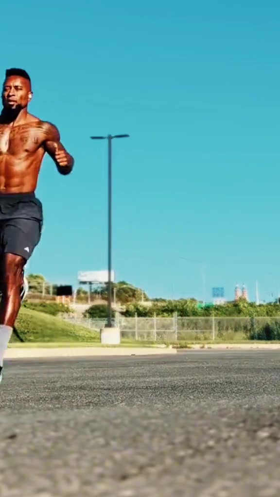 魔鬼筋肉人泽-罗伯托这个50岁的老男人对自己太狠了