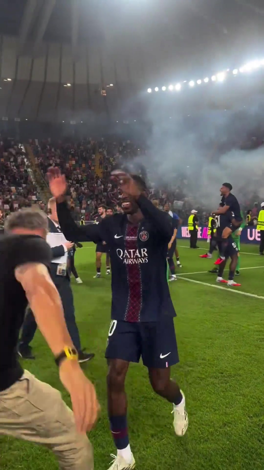 登贝莱当选欧超杯全场最佳球员赛后恩里克将他抱起庆祝