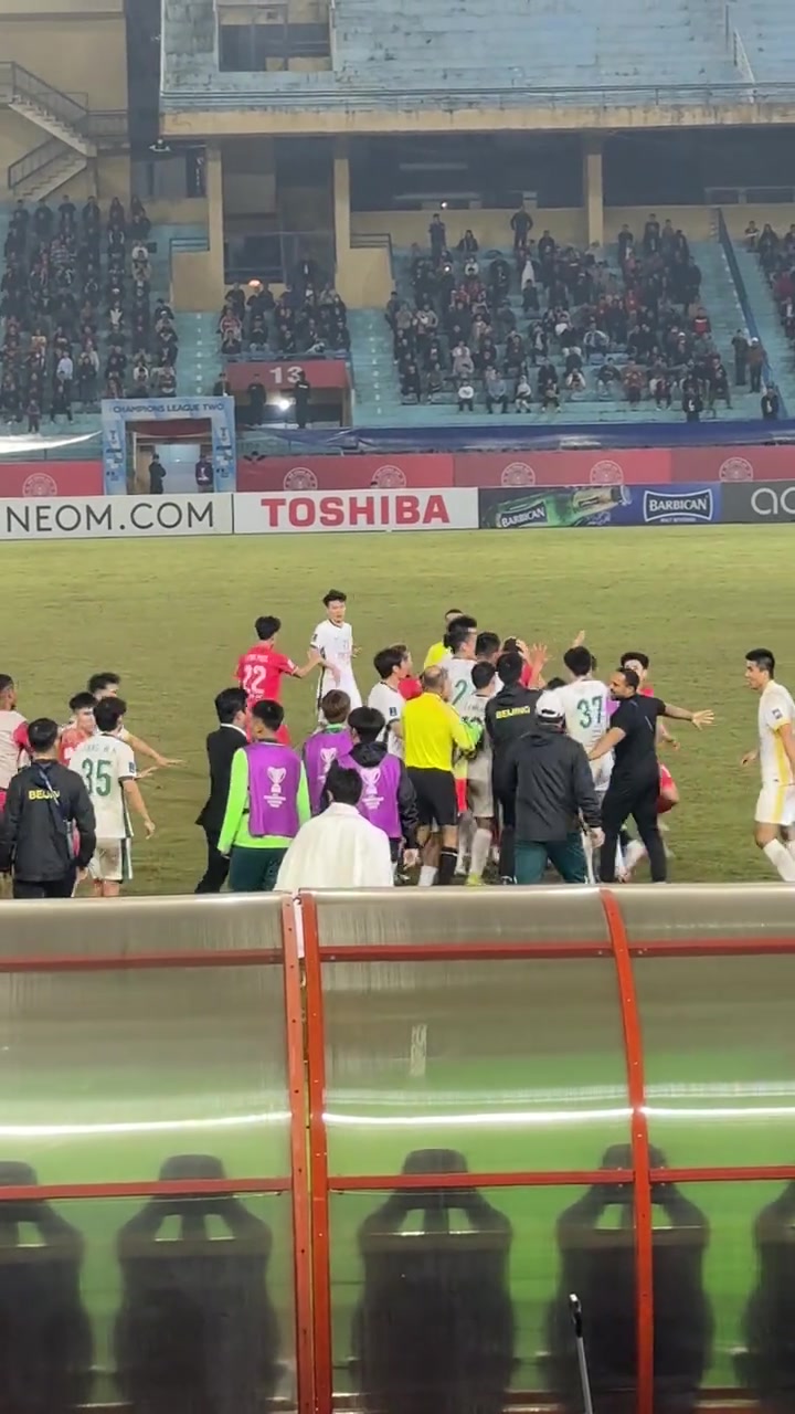 现场实拍国安冲突双方围成一团河内主场嘘声四起