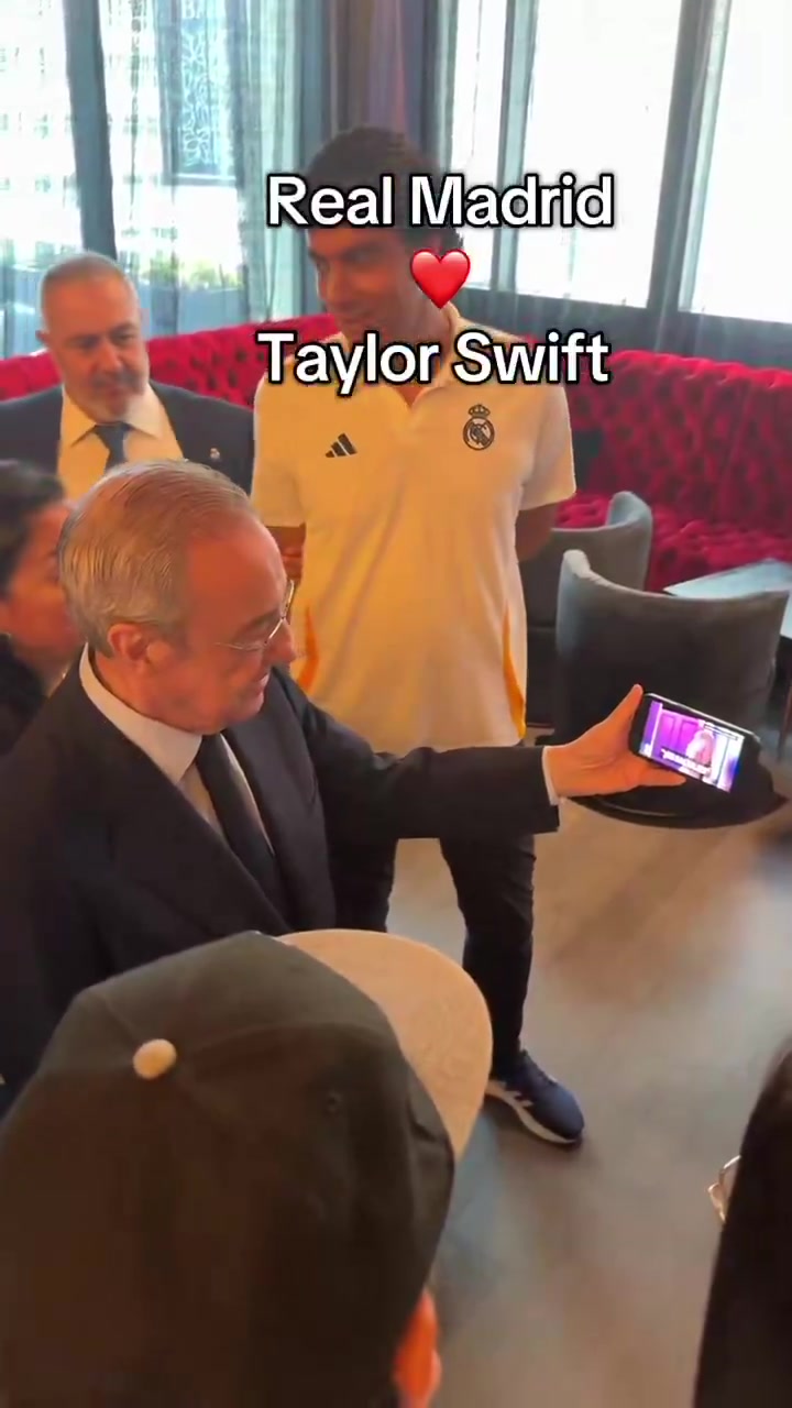 真爱粉老佛爷向他人展示泰勒-斯威夫特在伯纳乌开演唱会的片段