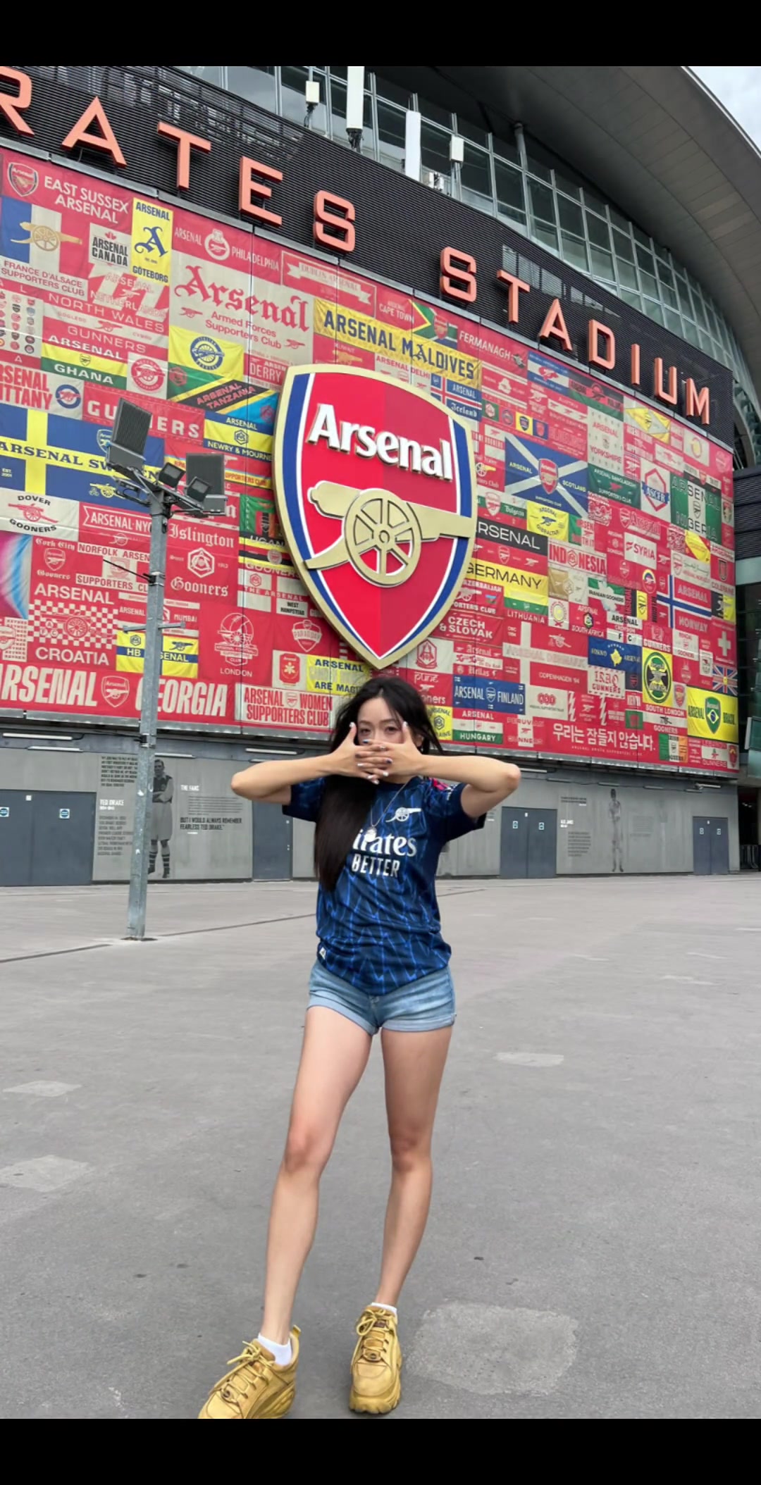 球衣销量已破阿森纳纪录阿森纳美女球迷穿上约克雷斯球衣