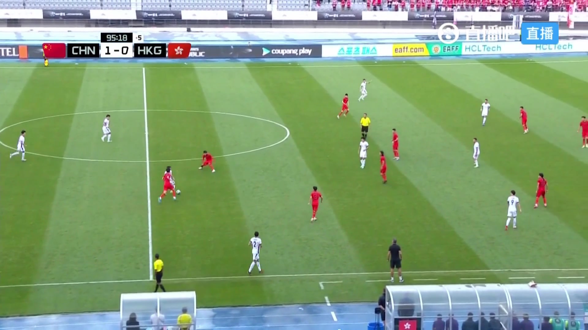 没事吧蒯纪闻终场时被中国香港球员击倒现场捂脸倒地