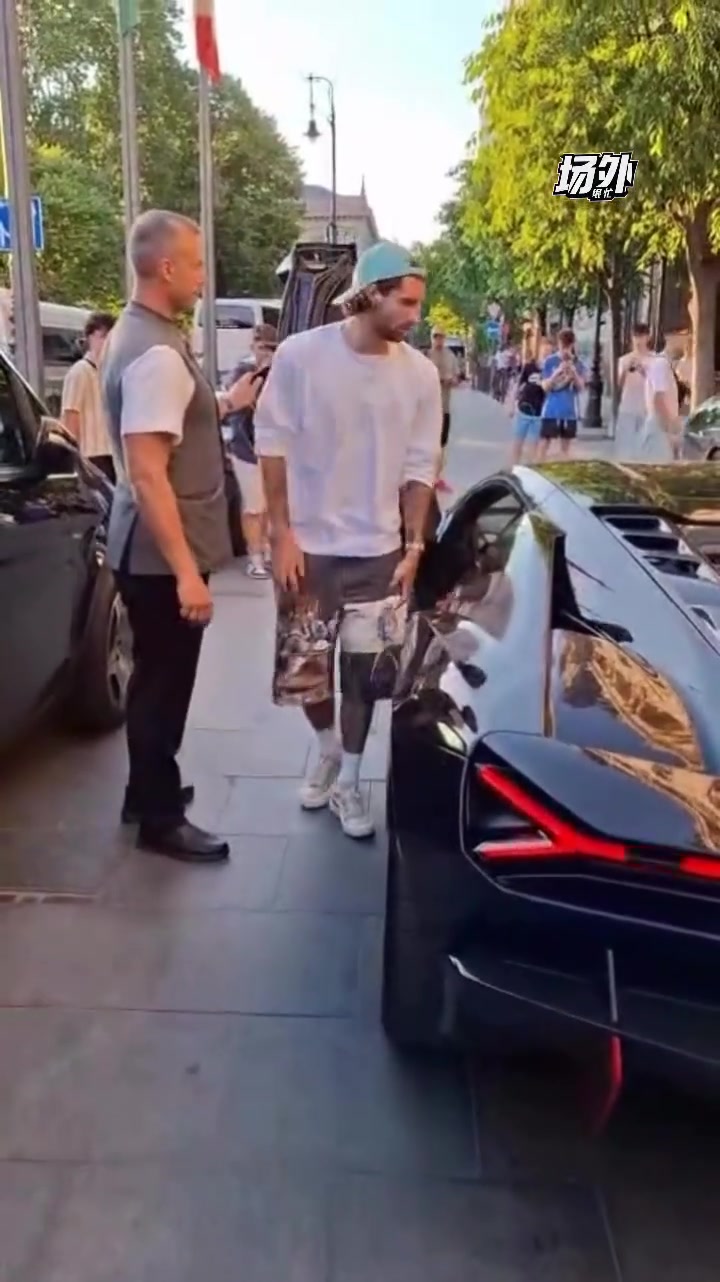 索博斯洛伊驾超跑出街不得不说这车和人一样帅