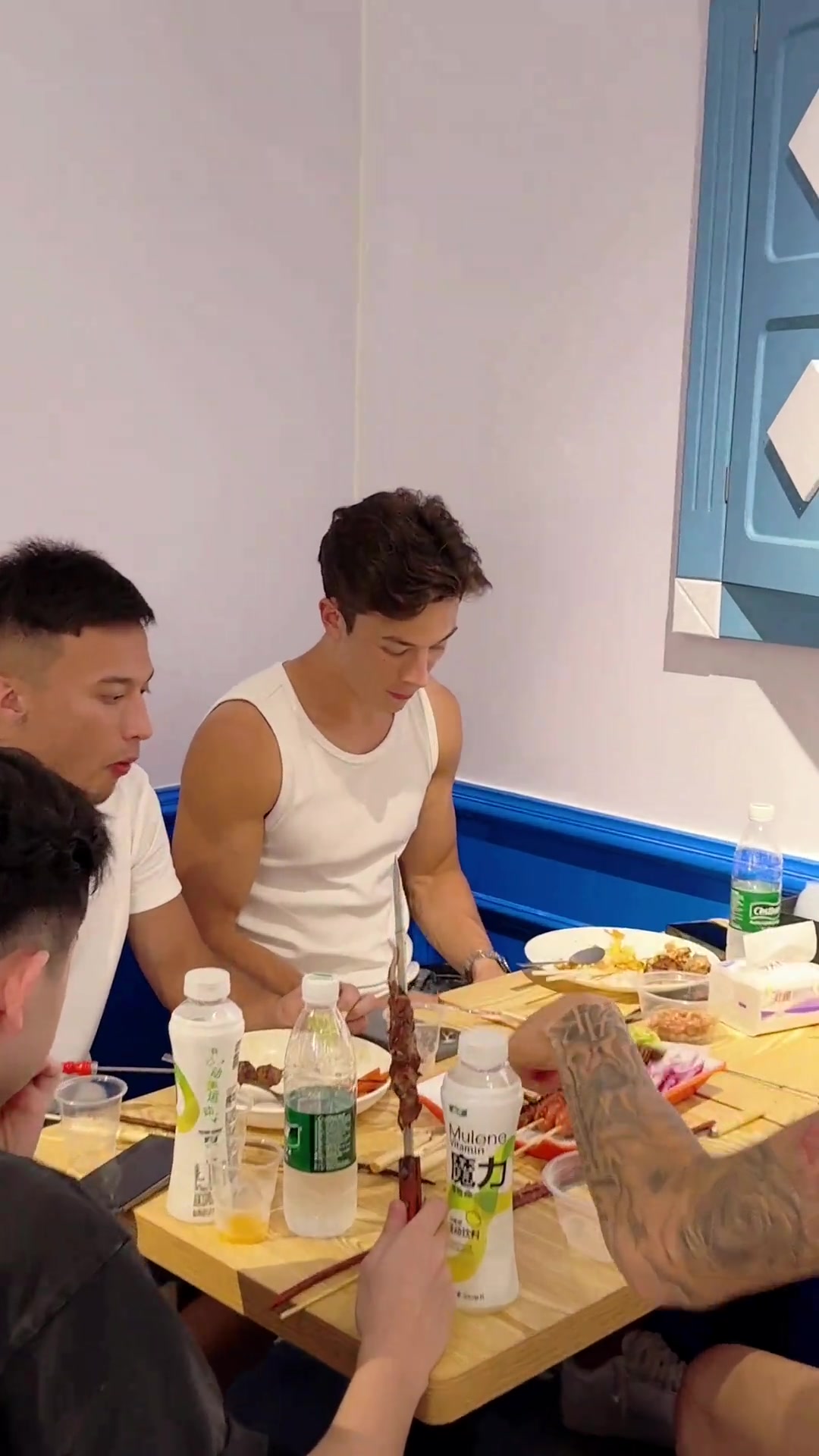 拜合拉木和安永佳在新疆餐厅撸串安永佳这样看是真帅啊