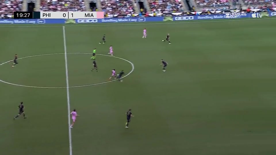 看看这距离️国外球迷这是梅西在迈阿密最被低估的一球