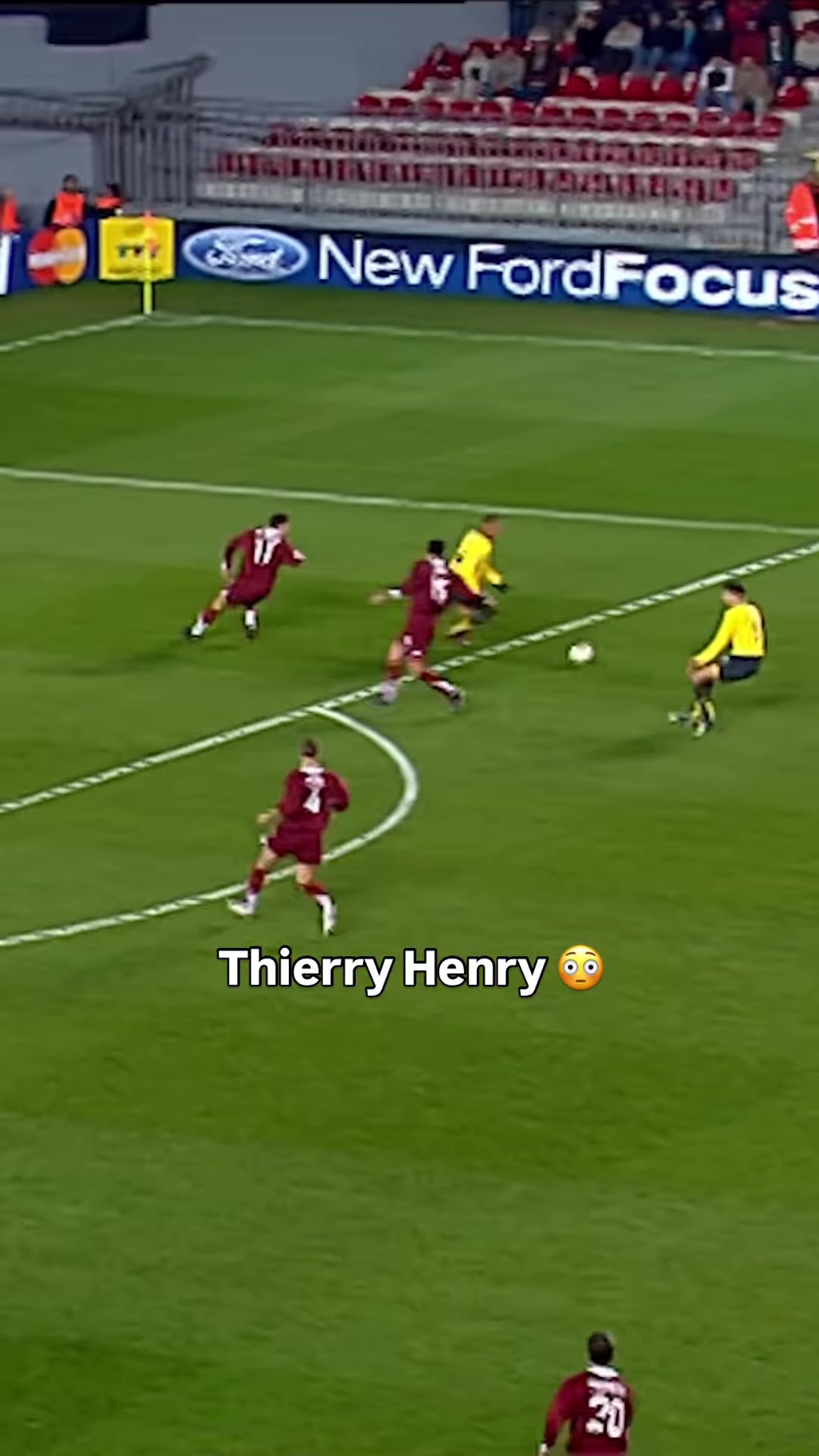 大帝亨利原地摆腿外脚背凌空破门