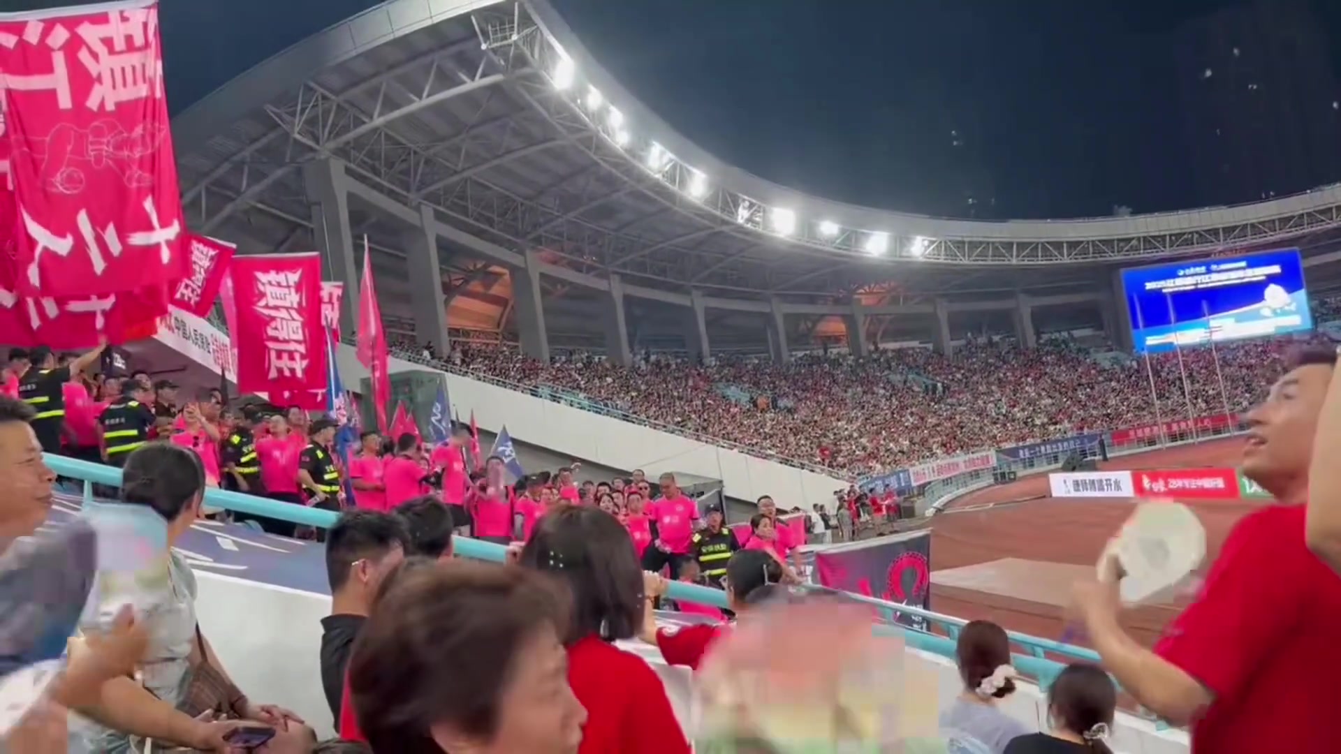 友谊第十四苏超常州vs镇江赛后球迷发生冲突骂战