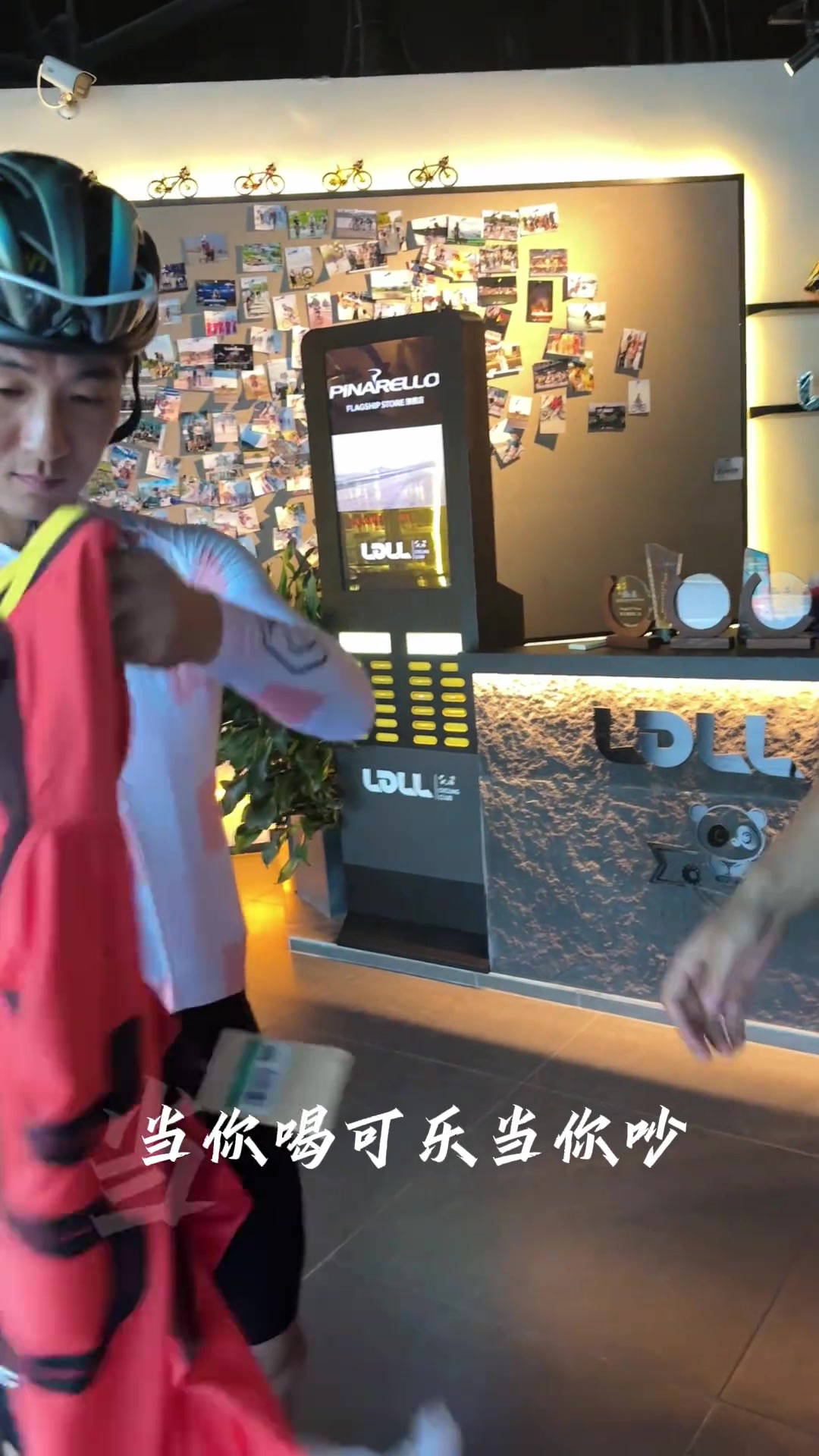 都是骑行发烧友韦世豪为美女球迷亲笔签名