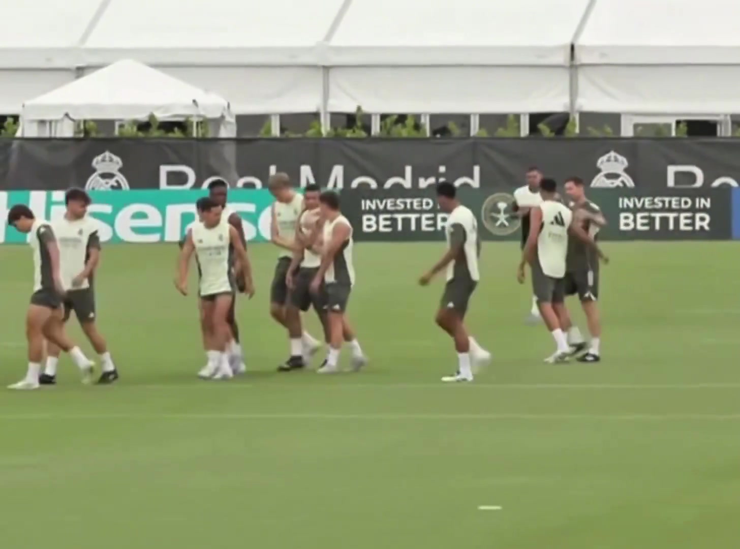 像个老大哥皇马球员训练怀森比其他皇马球员高个头