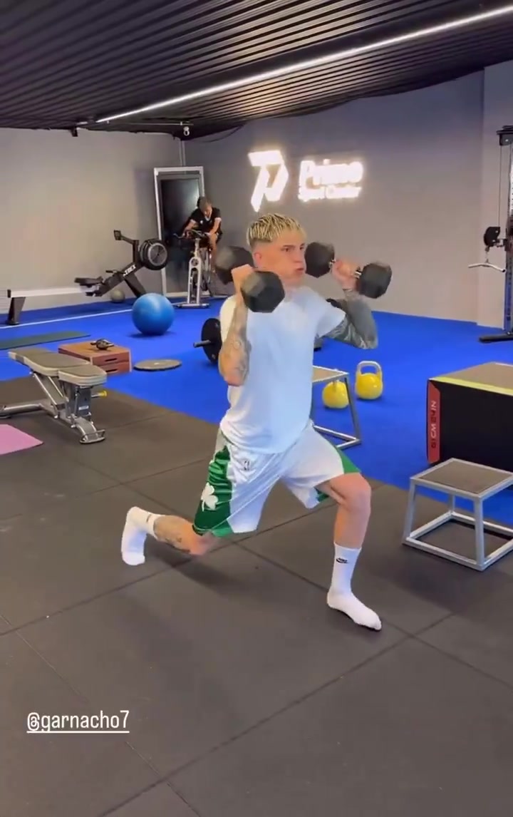 加纳乔更新社媒正在进行单独的个人训练