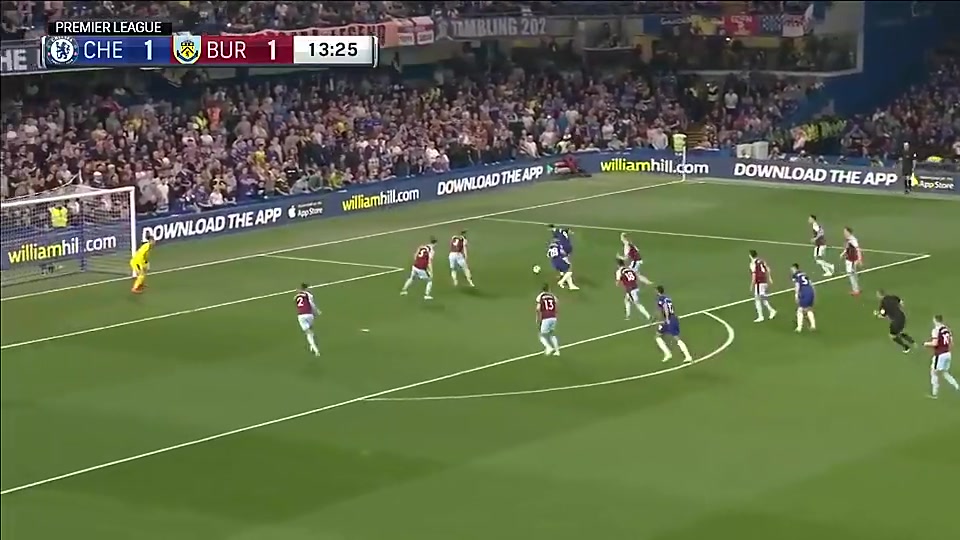 闷死了伊瓜因被女球迷拉怀里庆祝