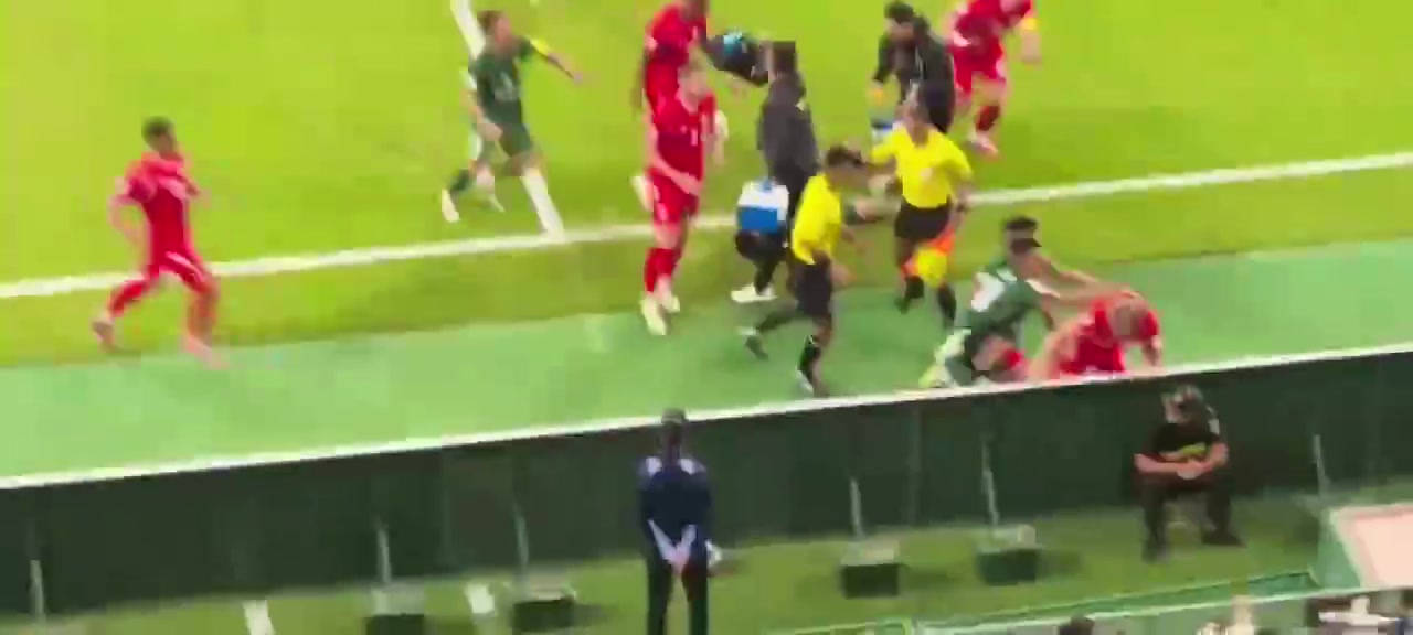 球迷这比比赛好看多了近距离看看国安河内球员热血格斗战