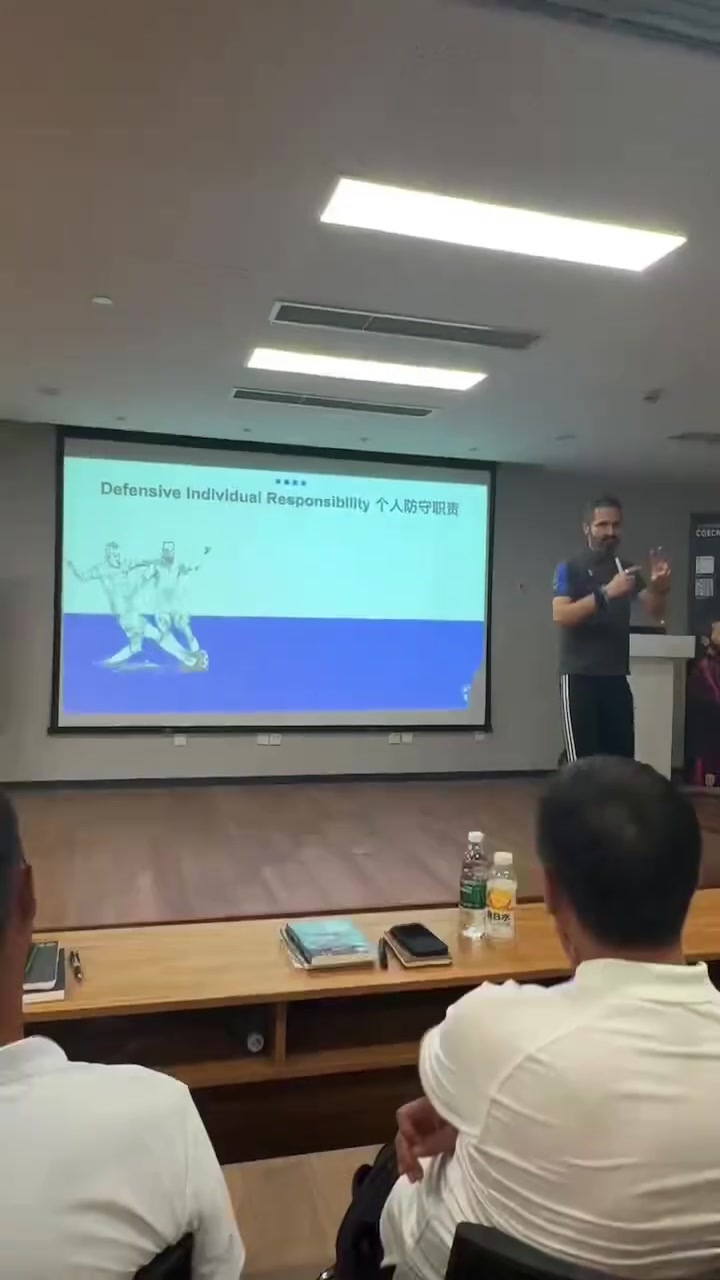 学无止境邵佳一在中超间歇期忙和意大利专家学习足球战术