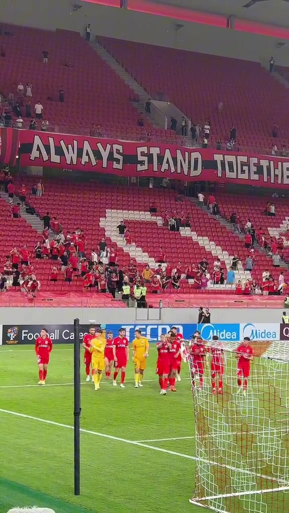 没有谩骂泄愤赛后海港全队谢场时球迷高喊加油