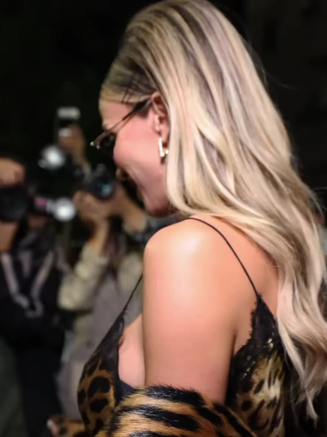 太诱惑了卡里乌斯老婆亮相时装周黑丝豹纹连衣裙惊艳全场