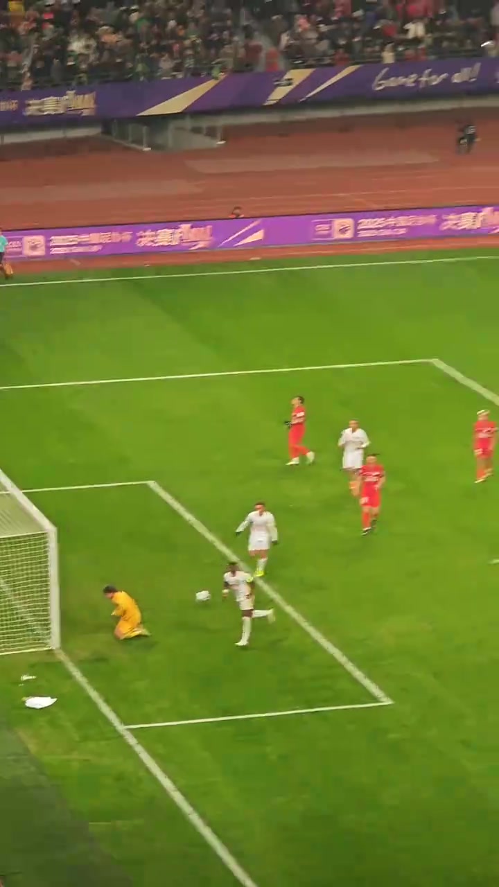 法比奥重罚点球完成帽子戏法现场国安球迷高喊这就是金靴