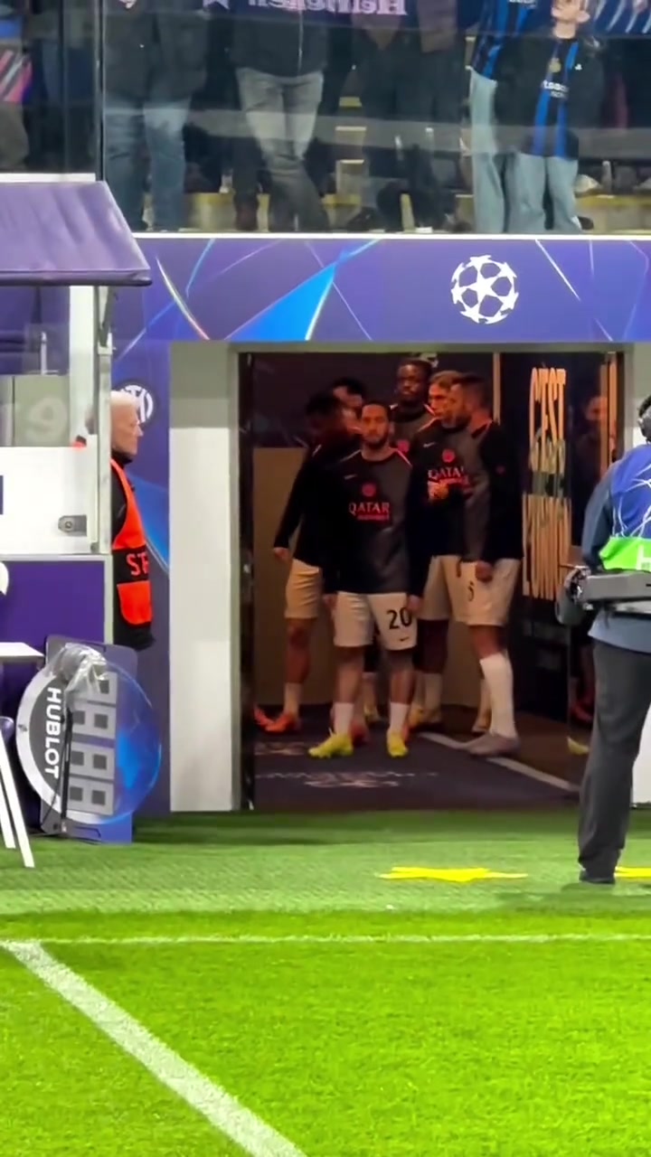 有梅老板那范儿了实拍劳塔罗率领国米众将出场