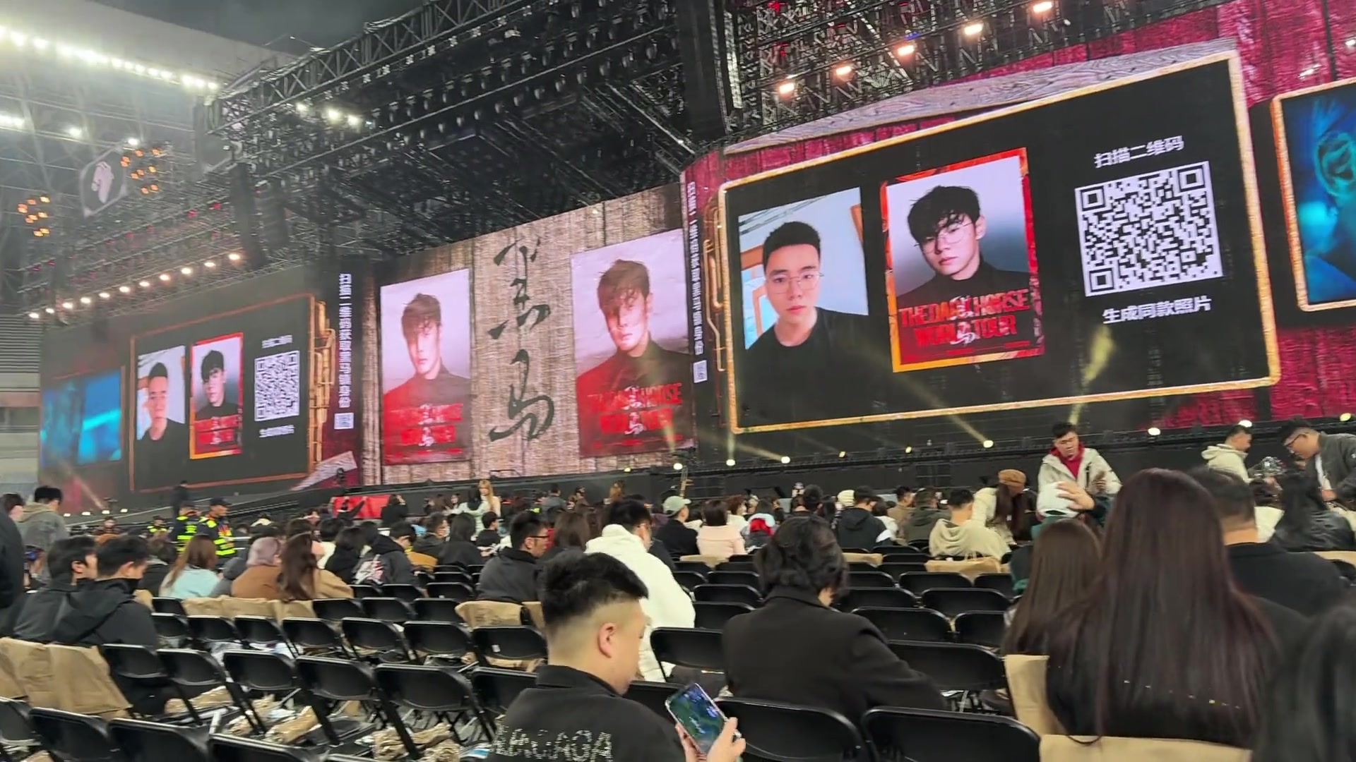 不对啊这是李荣浩演唱会啊也用上橘颂色的火焰暖场了