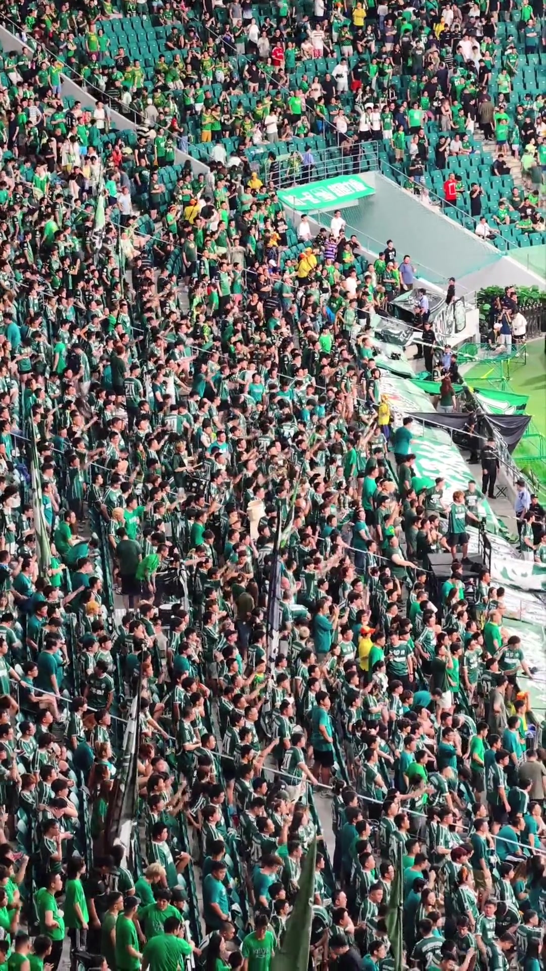 球迷愤怒实拍国安赛后谢场塞蒂恩下课喊声响彻工体