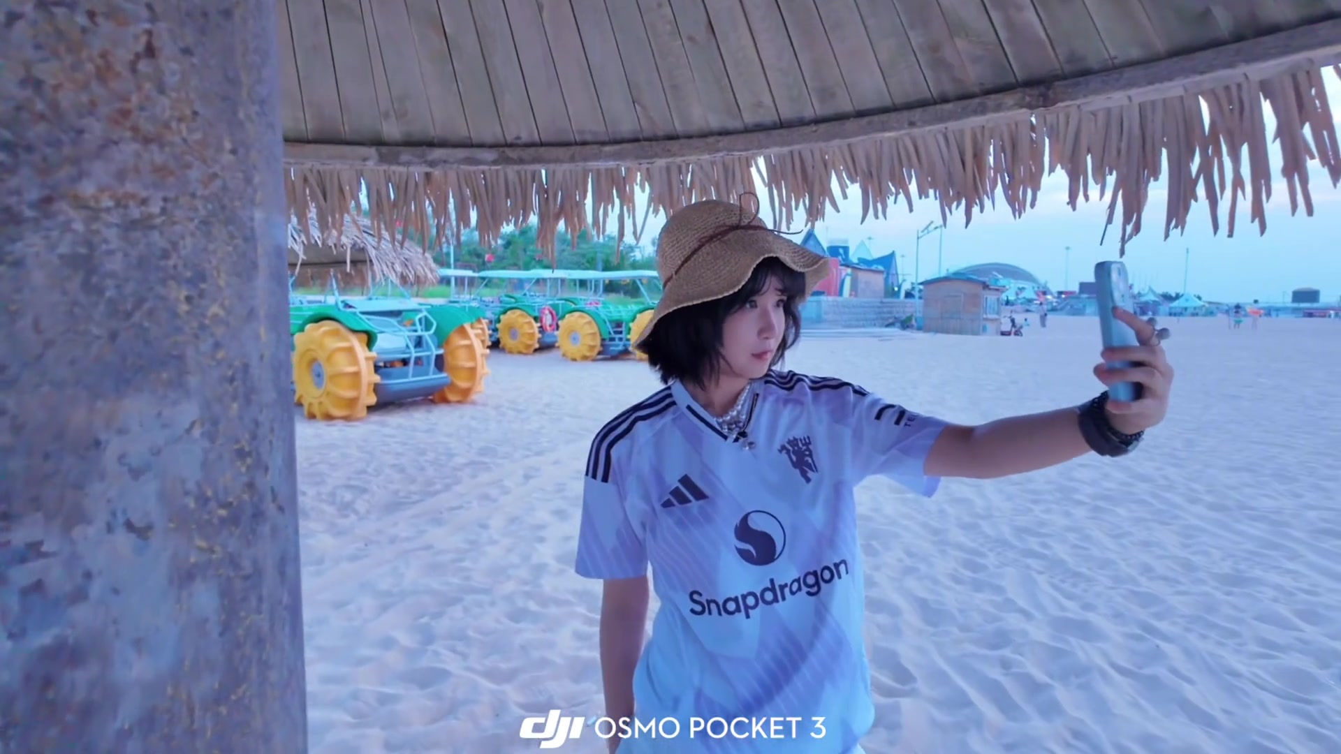 问题来了是曼联新款客场球衣好看还是小姐姐好看